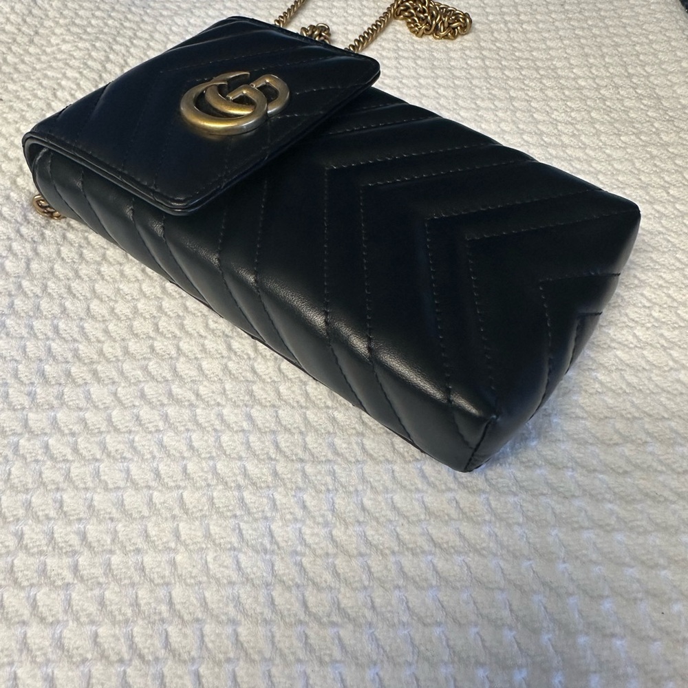 Gucci Black Chevron GG Marmont Crossbody Pouch with Gold Hardware - Picture 3 of 8
